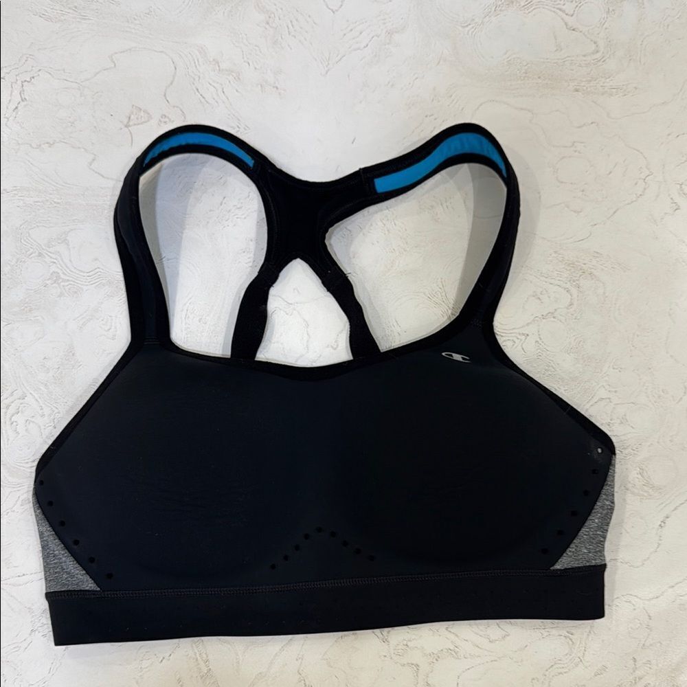 Champion is The Warrior Absolute Comfort moulded cup hook closure sports bra M